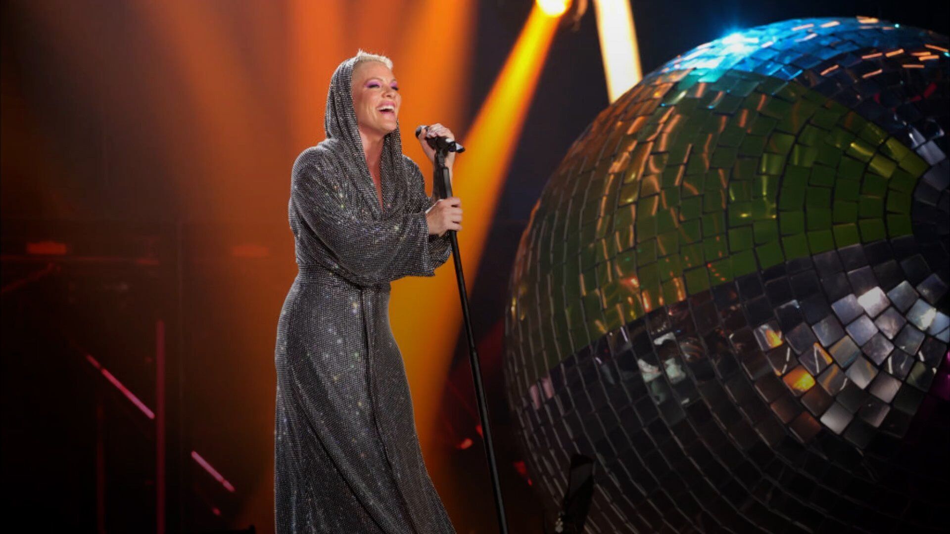 Pink sings Nothing Compares 2 U as tribute to Sinéad O'Connor